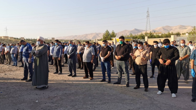 وێنەیەکی ئەرشیڤیی نوێژکردن لەسەر تەرمی کۆچکردوویەک بە کۆرۆنا لە سلێمانی وێنە: دالیا کەمال، کوردستان24
